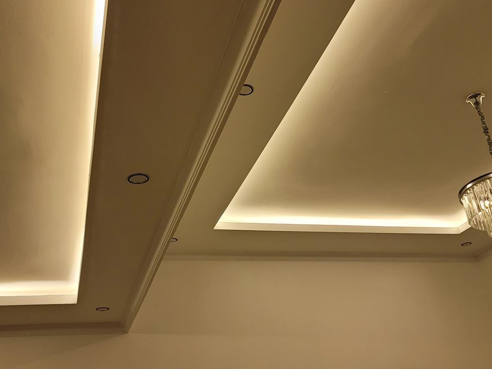 Gypsum ceiling with recessed cove lighting